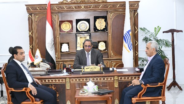 محافظ قنا: إزالة فورية لمخالفات البناء ورصد مستمر للتعديات بالأقمار الصناعية|صور