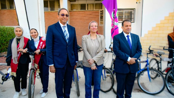 وزيرة البيئة تسلم 30 دراجة للفائزين بمسابقة