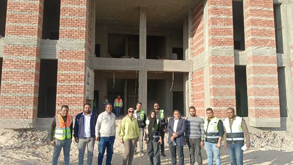 رئيس جامعة الأقصر تتفقد مواقع الإنشاءات الجديدة ومتابعة نسب الإنجاز