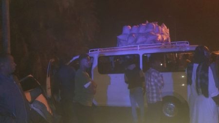 ننشر الصور الأولى لحادث تصادم سيارتين بأسوان وإصابة 13 شخصا.. شاهد