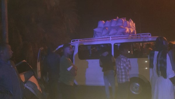 ننشر الصور الأولى لحادث تصادم سيارتين بأسوان وإصابة 13 شخصا.. شاهد