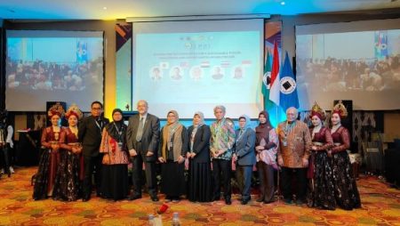 عميد طب طنطا يهنئ الدكتور شريف شحاتة لتكريمه بالجامعة الإسلامية بإندونيسيا