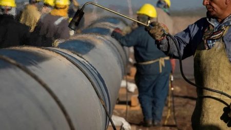 النفط يتراجع وسط مؤشرات عن ضعف الطلب