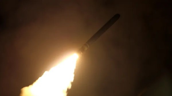 إصابة 14 شخصا في سقوط صاروخ قادم من اليمن وسط تل أبيب