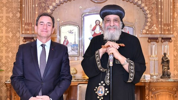 للحديث عن 4 نقاط هامة .. البابا تواضروس يستقبل السفير الفرنسي