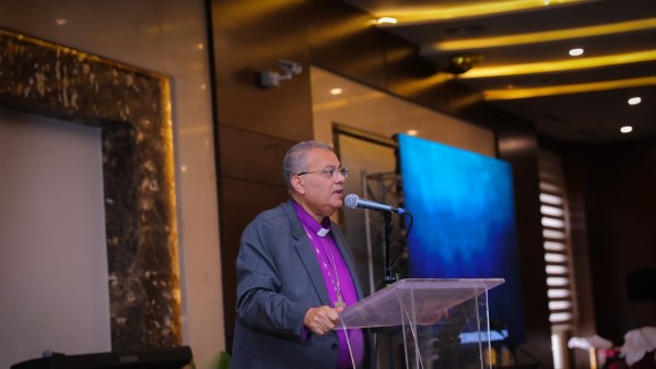 رئيس الطائفة الإنجيلية: نصلي من أجل سلامة السوريين ورفع المعاناة عنهم| صور