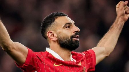 محمد صلاح يتصدر قائمة المرشحين لجائزة أفضل لاعب في نوفمبر بالدوري الإنجليزي
