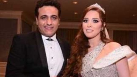 بكاء وتأثر زوجة الراحل محمد رحيم في حفل تكريمه