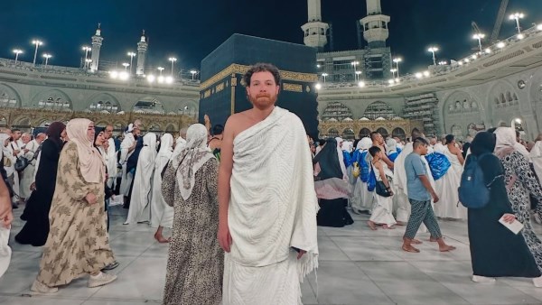 محمود حجازي يحتفل بعيد ميلاده الـ 35 بأداء العمرة