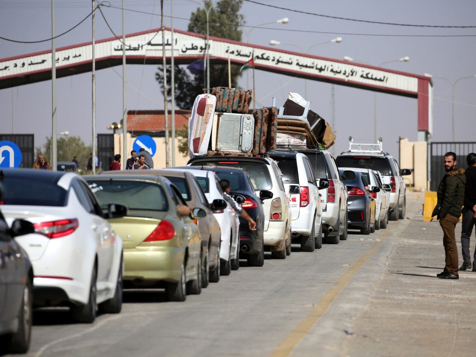 الأردن يغلق المعبر الحدودي مع سوريا وروسيا تحث رعاياها على المغادرة