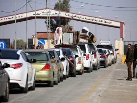 الأردن يغلق المعبر الحدودي مع سوريا وروسيا تحث رعاياها على المغادرة