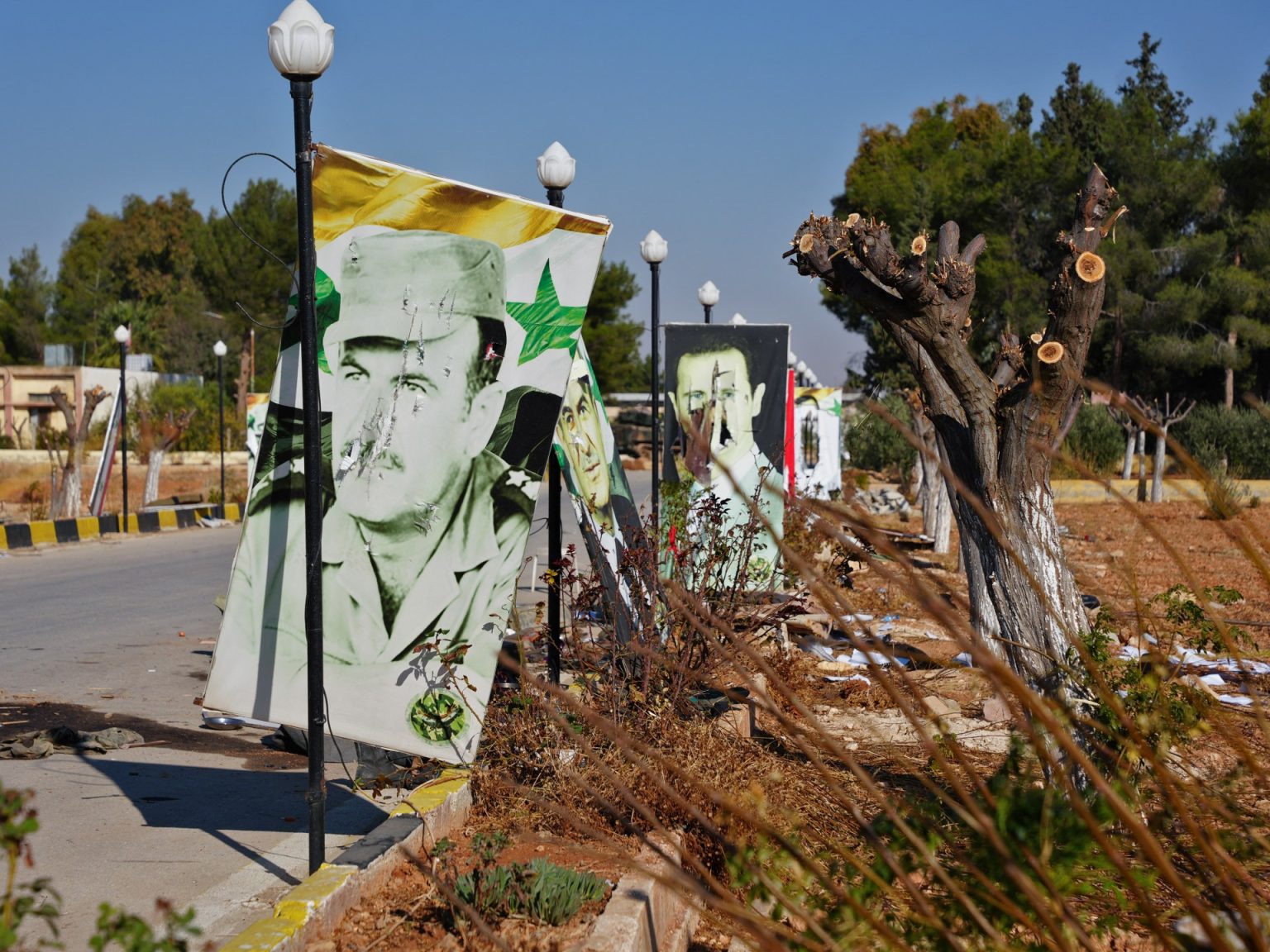 شاهد.. إسقاط تمثال حافظ الأسد وتمزيق صور بشار بريف دمشق