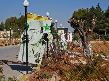 شاهد.. إسقاط تمثال حافظ الأسد وتمزيق صور بشار بريف دمشق