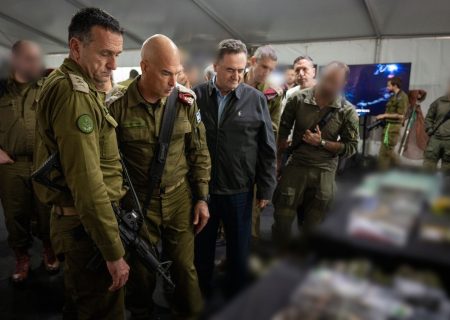 هآرتس: الجيش يقوم بتطهير لمعارضي نتنياهو