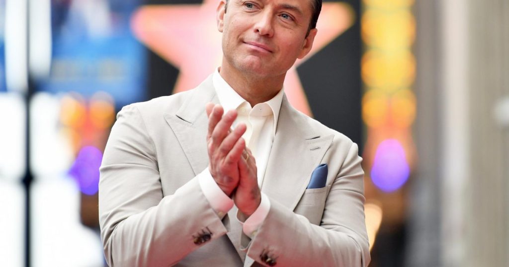 جود لو يعيد السيد نابكينهيد عندما تسأله نانسي مايرز عن تتمة “The Holiday”