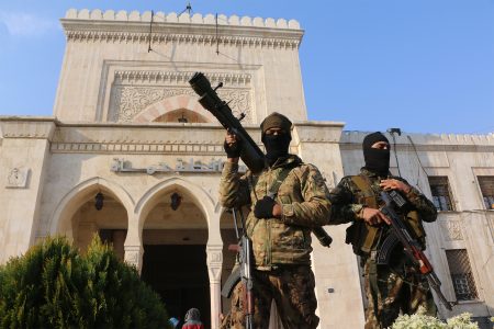 المعارك بسوريا.. المعارضة تواصل الاكتساح وأنباء عن نصائح للأسد بمغادرة البلاد