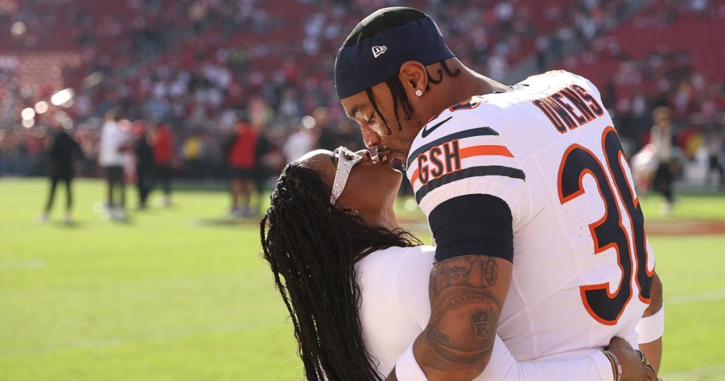 سيمون بايلز تقبل زوجها جوناثان أوينز قبل مباراة Bears Away: “يوم جيد لبعض كرة القدم”