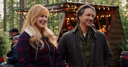 طاقم الممثلين وShowrunner في مسلسل Virgin River يتساءلون عما سيأتي في الموسم السادس: أجراس الزفاف والمزيد (حصريًا)