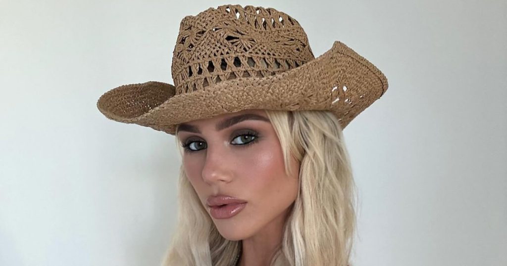 تطلق هالي باتشيلدر البودكاست تحت مظلة أليكس كوبر: تعرف على المؤثر