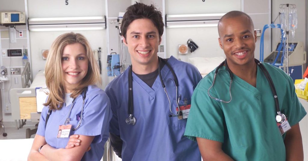 يعمل منشئ مسلسل “Scrubs” بيل لورانس حاليًا على إعادة تشغيل العرض