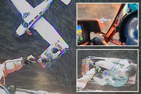 فيديو درامي يظهر إنقاذ خفر السواحل لشخصين من طائرة تحطمت في مستنقع أثناء “التدريب” الجامعي