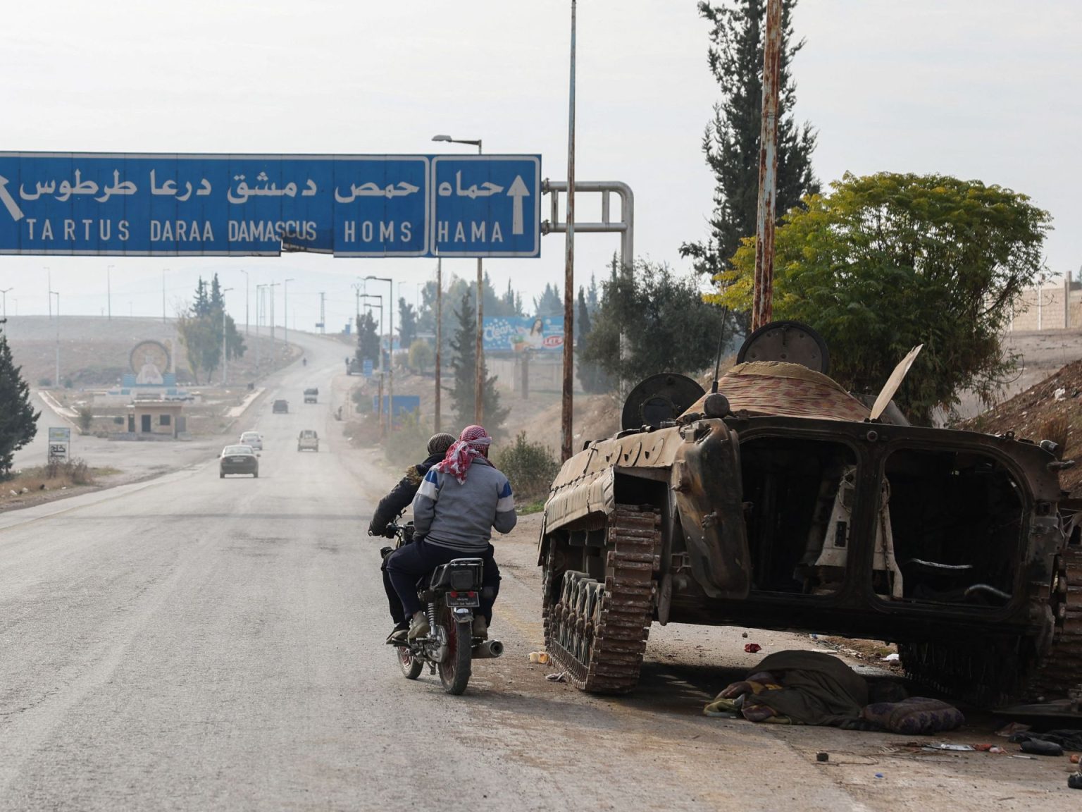 المعارضة السورية تسارع نحو دمشق وتدخل وسط حمص