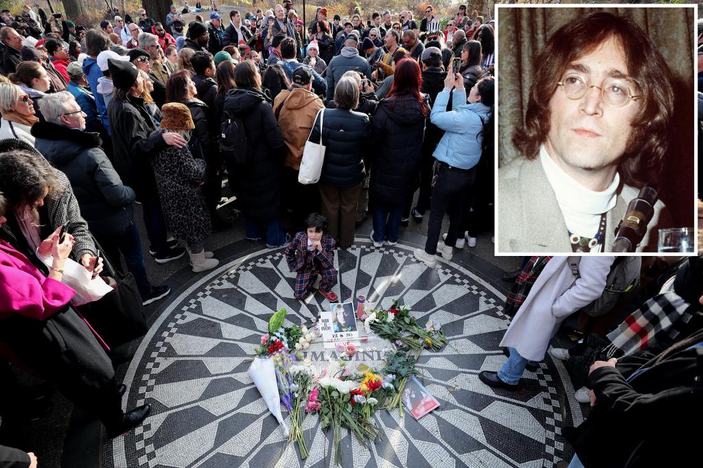 يتجمع معجبو لينون في ستروبيري فيلدز لإحياء ذكرى المعبود الذي قُتل قبل 44 عامًا