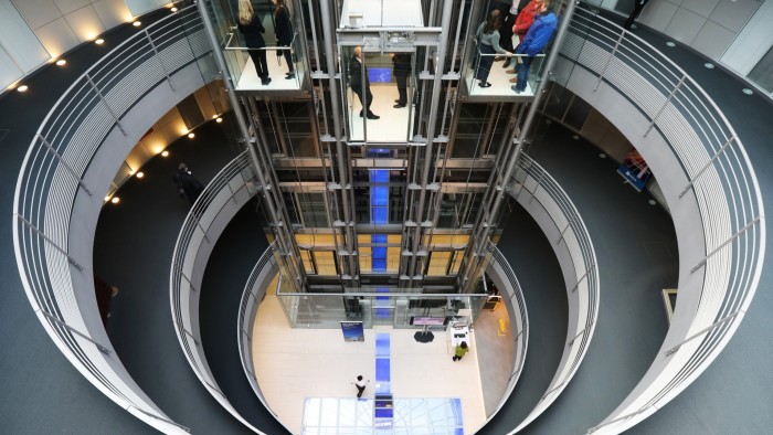 “السبعة العظماء” في ألمانيا يساعدون مؤشر داكس على تحدي توقعات النمو القاتمة