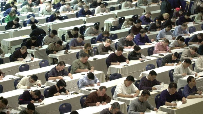 عدد المرشحين الذين يتقدمون لامتحانات المحللين الماليين المعتمدين ينخفض بشكل حاد