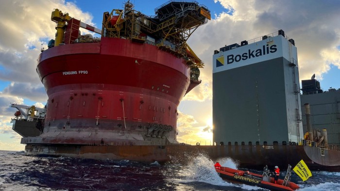 شل ومنظمة السلام الأخضر تتفقان على التسوية بعد أن صعد المتظاهرون على متن السفينة