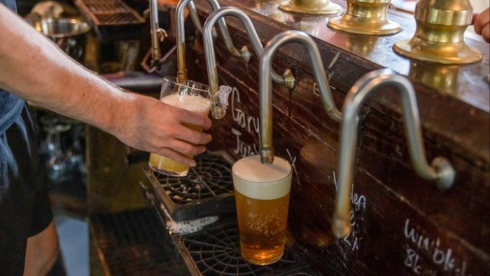 الحانات البريطانية تتغير، لكن هل هذا كاف؟