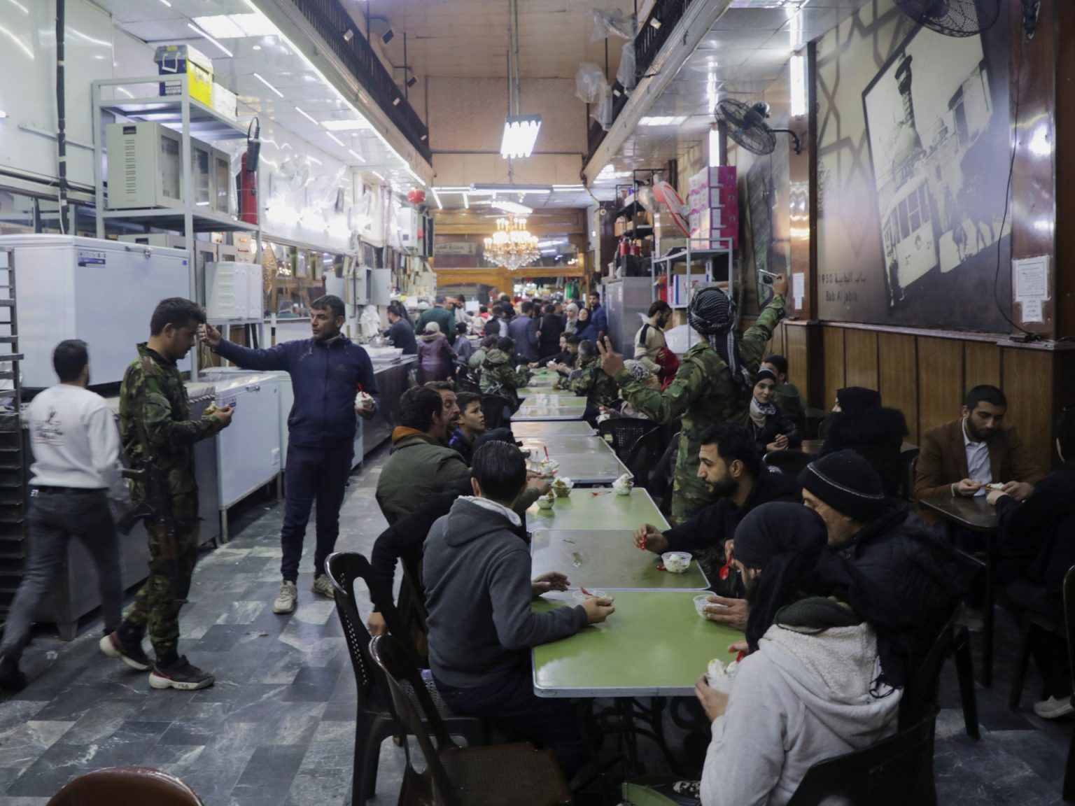 “الحجارة تضحك والشعب مبسوط”.. طعم جديد للحياة بسوريا بعد زوال نظام الأسد