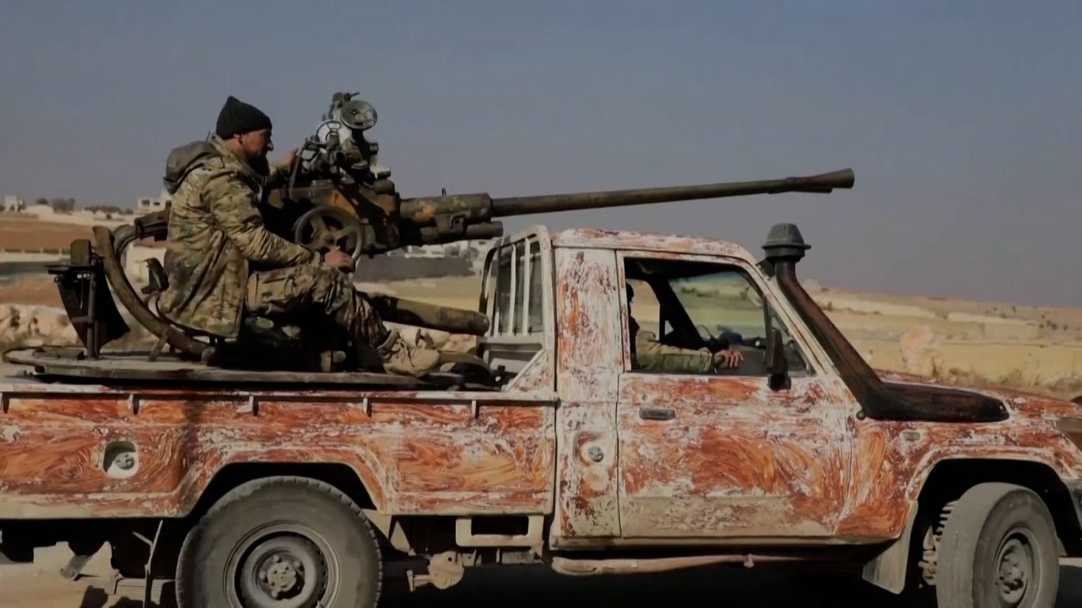 المعارضة السورية تعزز تقدمها بحلب وحماة والنظام يعلن عن تحرك