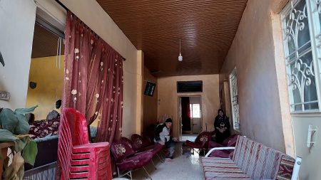 النازحون اللبنانيون يعودون إلى قراهم ومنازلهم رغم الدمار