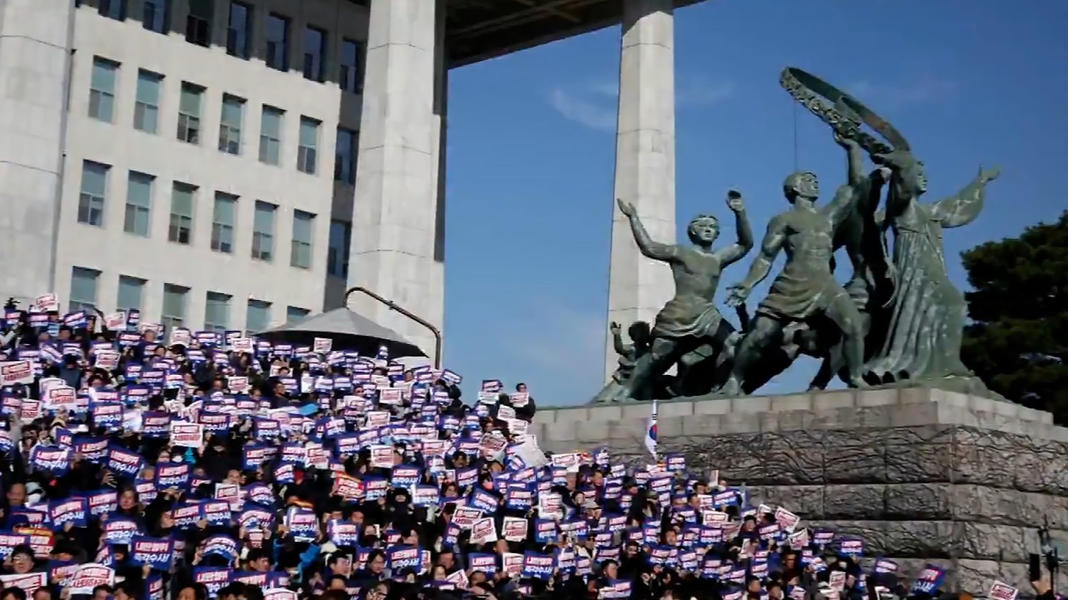 صخب واسع على المنصات تفاعلا مع أزمة كوريا الجنوبية المفاجئة