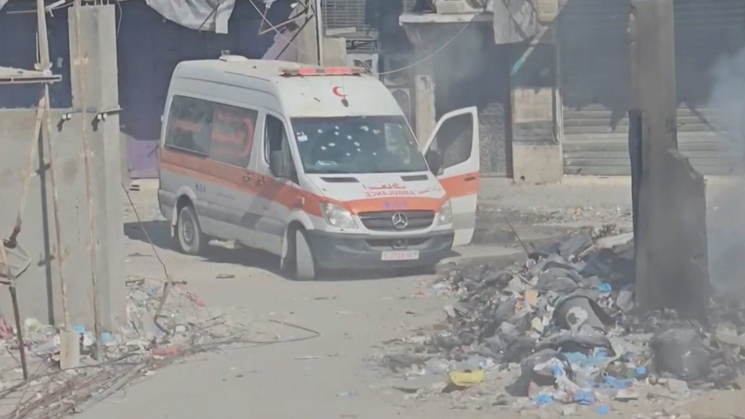 مشاهد لإطلاق نار كثيف على سيارة إسعاف ببيت لاهيا