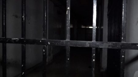 الجزيرة تتجول في غرف التوابيت وزنازين الرعب بـ”فرع فلسطين الأمني” بدمشق