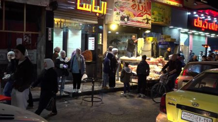 عودة الحياة إلى طبيعتها بأسواق العاصمة السورية دمشق ليلا