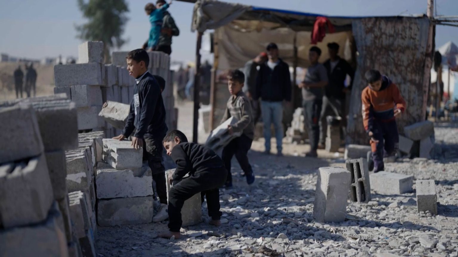 الحرب تجبر الفلسطينيين على العمل في مهن شاقة وخطرة لتوفير لقمة العيش