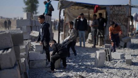 الحرب تجبر الفلسطينيين على العمل في مهن شاقة وخطرة لتوفير لقمة العيش