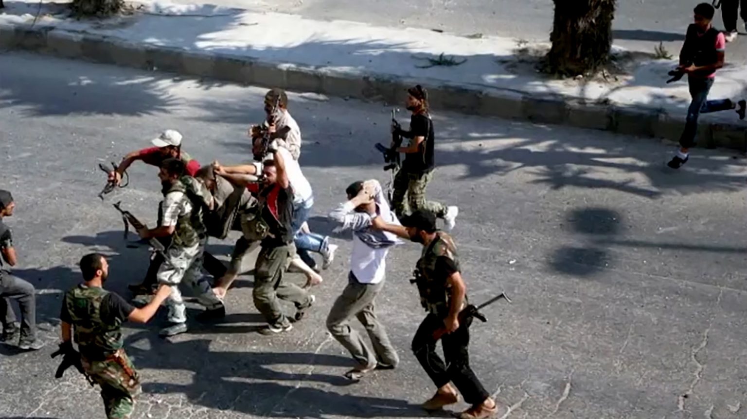 صفعة أحد أنصار الأسد أمام ابنه تثير ضجة بين السوريين بالمنصات