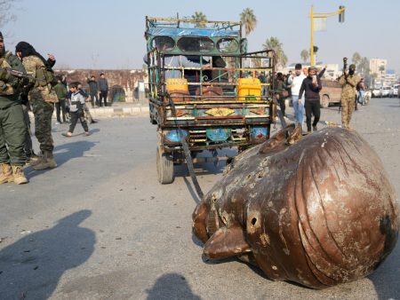 يوم أسقط الشعب السوري تماثيل “الطاغية الأسد”