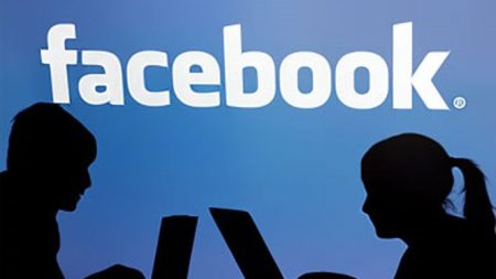 هل حديث الزوج مع الفتيات على مواقع التواصل مبرر للطلاق؟.. الإفتاء تجيب