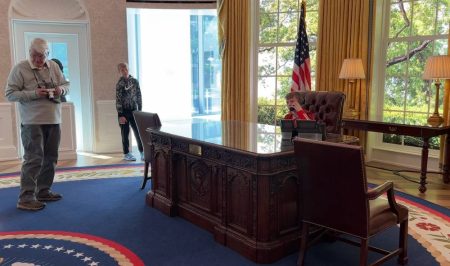 البيت الأبيض يغري الموظفين الفيدراليين: الحوافر مقابل التقاعد