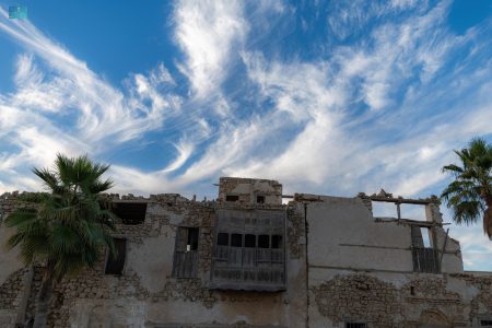 شاهد| معمار حجازي فريد يتزين بالزخارف في المنطقة التاريخية بالوجه