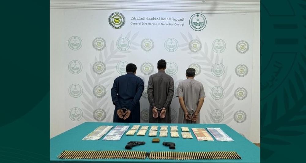 بحوزتهم أسلحة نارية.. القبض على 7 مروجي مخدرات بمنطقتين