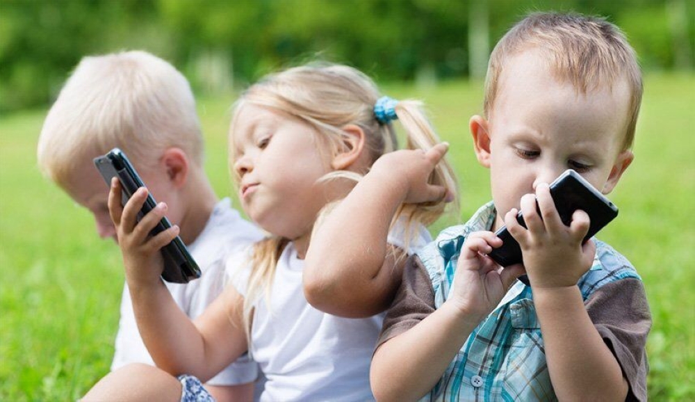 استشاري لـ “اليوم”: ساعتان فقط الحد الأقصى لاستخدام الأطفال للأجهزة الرقمية
