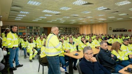 مكافأة سنوية وزيادة شهرية للعاملين بأسمنت أسيوط