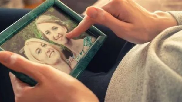 تفسير رؤية الأم المتوفية في المنام للشاب والفتاة والزوجين والمطلقة والأرملة