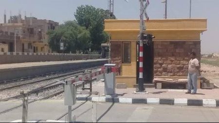 «ضميري مسمحليش».. عامل مزلقان مغاغة يخاطر بحياته لإنقاذ سيدة من الموت